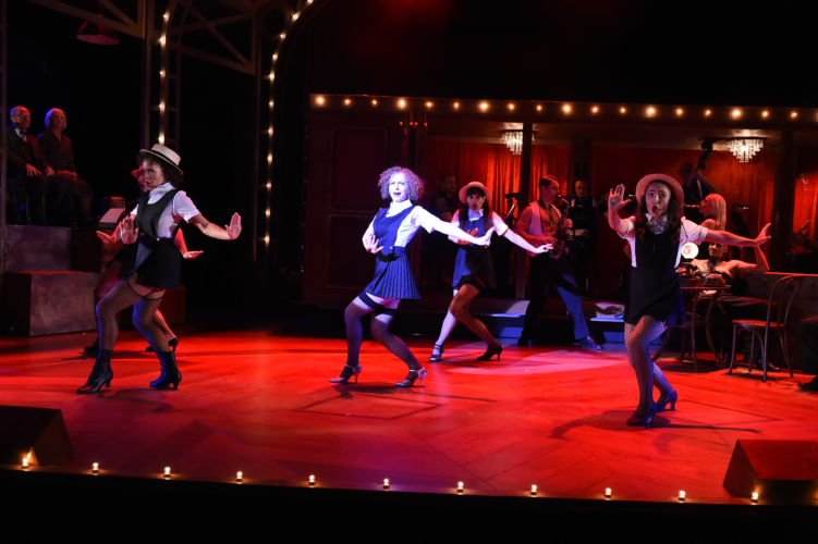 Zwischen Dekadenz und Dunkelheit – "Cabaret" im Deutschen Theater