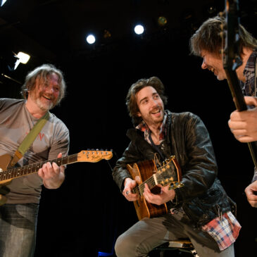 Drei Mann für Neil Young – „Out Of The Blue“ im Metrolpoltheater