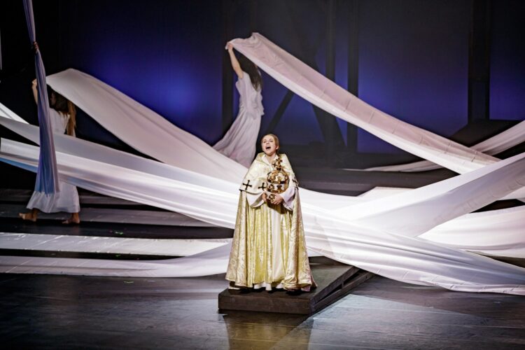Ein Traum ohne Anfang und Ende – „Die Päpstin – Das Musical“ im Deutschen Theater (Kritik)